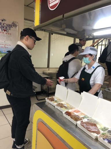南臺科大學生餐廳落實防疫措施,每位進入餐廳用餐者皆需用酒精消毒雙手。
