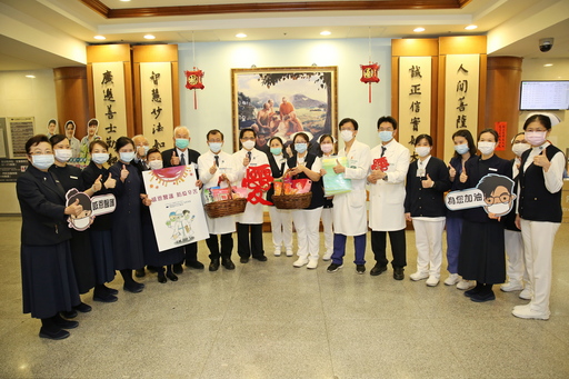 花蓮慈院林欣榮院長(左九)與副院長吳彬安(左八)、何宗融(右六)與慈濟志工送上愛的禮物給急診部。