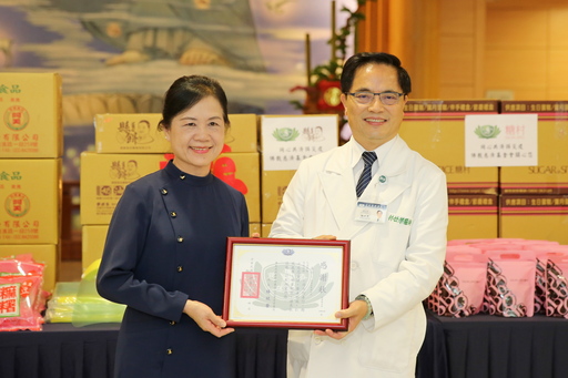 花蓮慈濟醫院院長林欣榮(右)致贈感謝狀給花蓮縣餅負責人林素珍(左)。