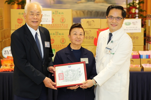 宗泰食品公司的創辦人余宗柏(左)與妻子劉阿笑(右),準備了點心來結緣,為花蓮慈濟醫院前線的防疫人員補充元氣。