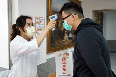 大葉大學護理系實習老師為學生量測體溫