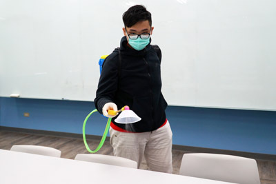 大葉大學護理學院用電動噴霧器消毒教室
