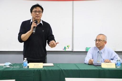 虹冠電子執行副總經理林保偉(左)致詞