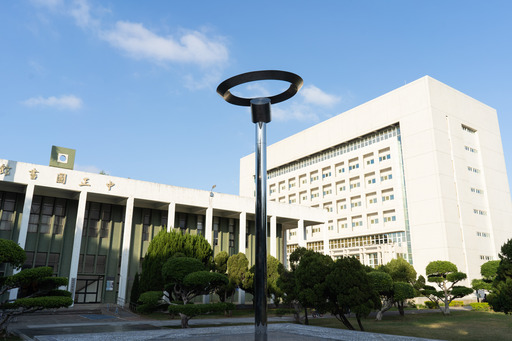 全球新冠肺炎疫情升溫,中央大學決定,3月28日起入校車輛實施「總量管制」。
