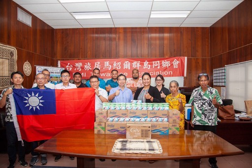 馬國教育、運動暨訓練部長Kitlang Kabua(前排右三)、駐馬紹爾群島共和國蕭勝中大使(前排左五)及同鄉會林學銘會長(前排左四)合影。