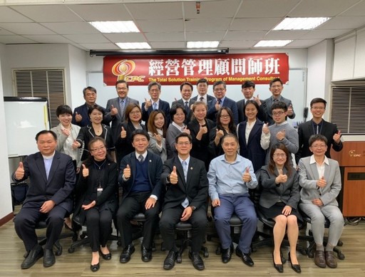 學員歷經300小時紮實課程及診斷輔導實習實作完訓合影