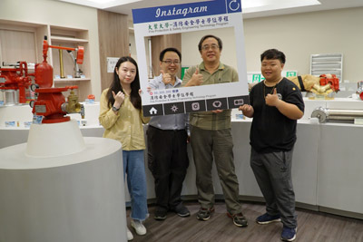 大葉大學消防學程陳宜清主任(右二)、周中祺老師(左二)帶領學生做數位學習影片
