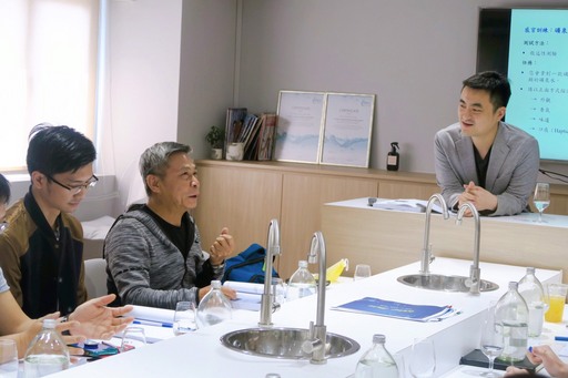圖四開平餐飲學校副校長夏豪均與學員互動。