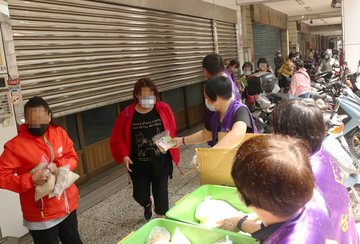 圖一:義工們正在發放防疫包和物資給民眾。