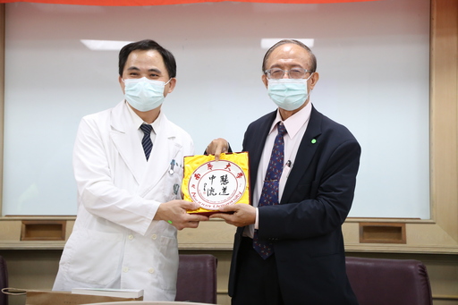 南華大學與大林慈濟醫院產學合作,由南華大學林聰明校長(右)與大林慈濟醫院簡瑞騰副院長(左)進行簽約儀式,林聰明校長致贈紀念盤。