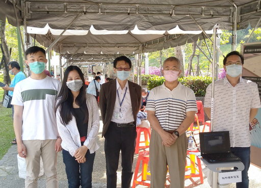 義守大學「電機系」與「商設系」師生合作研發自製熱像儀助防疫。(義守大學提供)