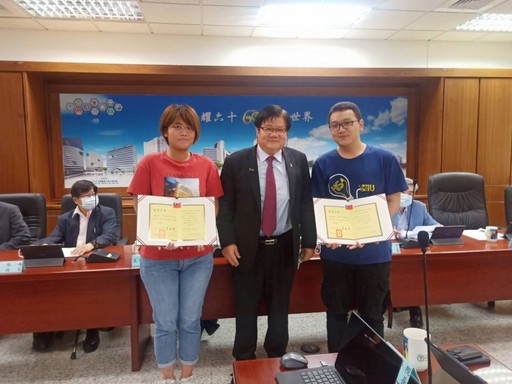 洪明奇校長表揚本校兩位同學當選109年大專優秀青年。