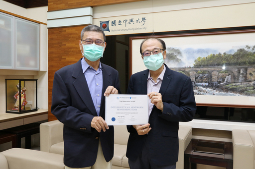 中興大學產學團隊由農藝學系郭寶錚教授(左)與行銷學系李宗儒教授(右),以及天龍安全科技股份有限公司聯手組成。