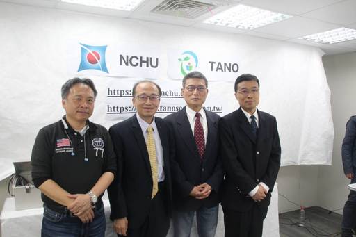 左至右:天龍安全科技股份有限公司陳健章執行長、興大行銷學系李宗儒教授、興大農藝學系郭寶錚教授、天龍安全科技股份有限公司教育長鄭緯民博士