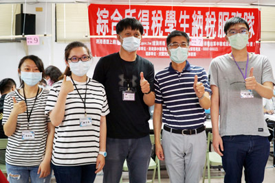 大葉大學會資系副主任楊秉森(右二)訪視實習學生,員林稽徵所稅務員李長憲(中)肯定學生表現