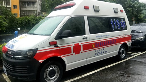 本次捐贈之救護車內部配置為最新型之救護器材含自動體外電擊去顫器、可攜式電動抽吸器、快速固定骨折之抽氣護木組及心肺復甦墊板等高階救護設備。