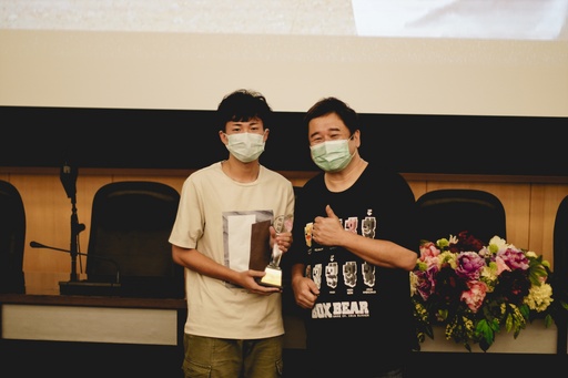獲得大專短片組金螺絲獎的《文差》 導演周嘉賢(左)與瞿友寧導演(右)合影