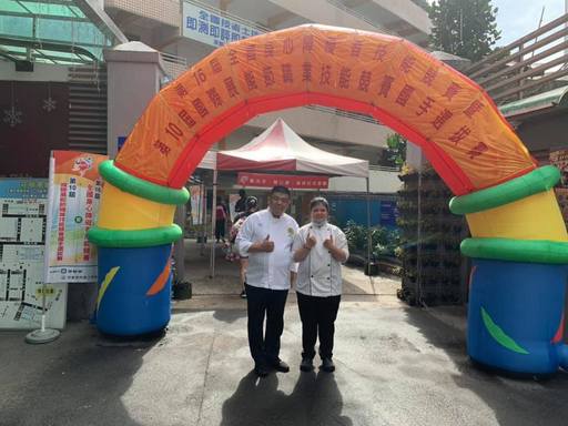景文科大沈方惠勇奪得第16屆身心障礙全國技能競賽西餐廚藝國手選拔第一名,與指導老師何育任(左)合影。