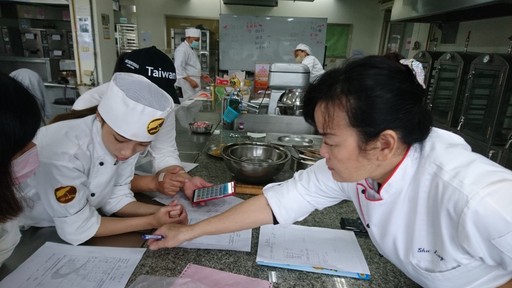 臺灣觀光學院講師黃淑玲考前為同學集訓。