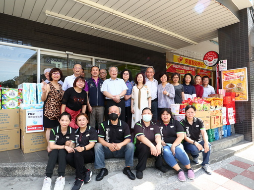 圖說:「全家」木興店全體員工與愛鄰社企同仁