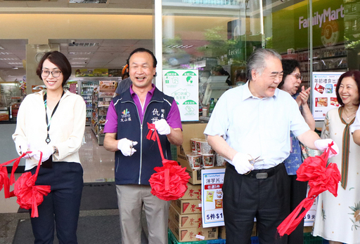 圖說:剪綵儀式禮成!(左起)全家便利商店品牌溝通經理王櫻蒨、明義里里長仇世屏、台北靈糧堂主任牧師區永亮