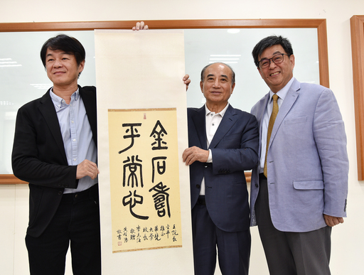 華梵大學人文與藝術學院黃智陽院長(左)致贈姓名嵌字聯給王金平院長(中)。