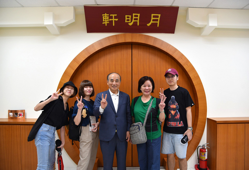 華梵大學師生與王金平院長(中)開心合影。