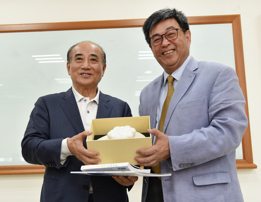 華梵大學李天任校長(右)致贈師生設計的出岫陶罐給王金平院長。