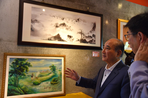 王金平院長細細欣賞華梵大學創辦人曉雲法師的畫作。