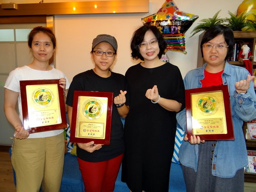 正修科大林莉淳(右一),黃維佑(左一)及陳嘉智(左二)獲學習楷模獎。