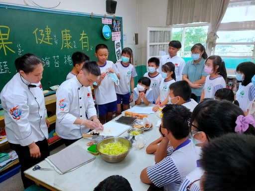 中臺科大食科系學生教導小朋友做菜