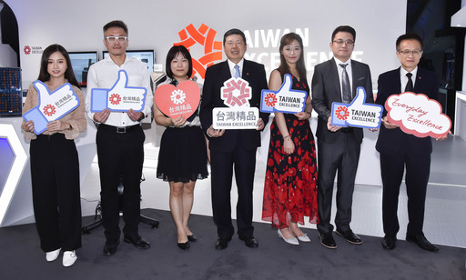 2.台灣精品智慧交通記者會貴賓合影
(左起:華傑徐卿華行銷專員、拓連科技盧先璞副總、貿易局張美銘科長、貿協葉明水秘書長、宏碁智通張彤瑞處長、慧友電子李冠籴副理、貿協吳俊澤處長)
