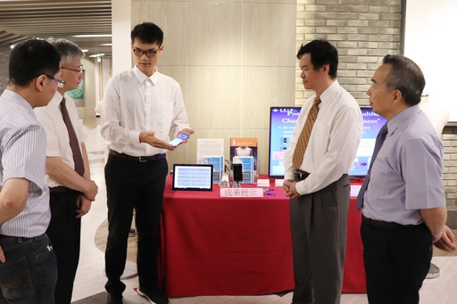 長庚大學李明義教授(右一)及林文彥副教授(右二)向與會來賓介紹研發成果。