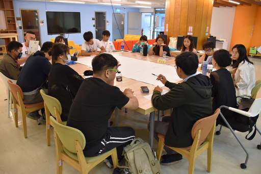 南華大學舉辦創新創業工作坊,激盪創意思維,結合在地特色,打造身心靈產業,學員分組討論。
