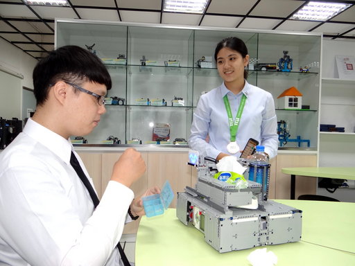 資管碩一陳巧芬當場操作服務型機器人。
