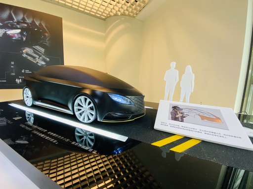 圖二:華梵大學工設系學生透過VR虛擬實境技術進行汽車設計。