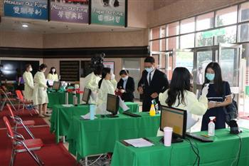校門設有六道體溫及健康申報檢測閘口。