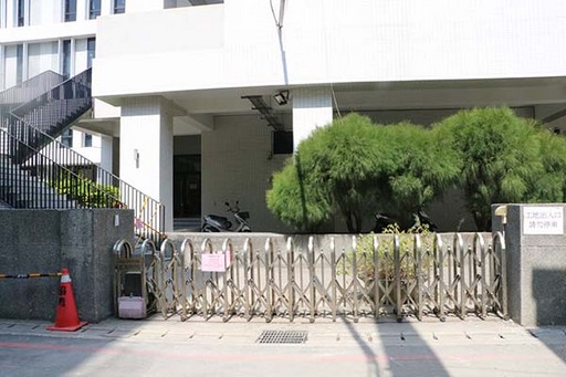 \校區與附設醫院進出安全門暫停開放管制。