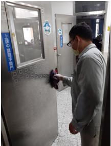 教室門把消毒。