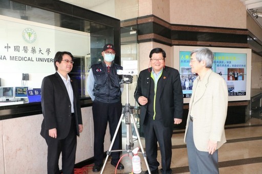 洪明奇校長偕林正介副校長、陳悅生主秘巡視校園防疫措施。