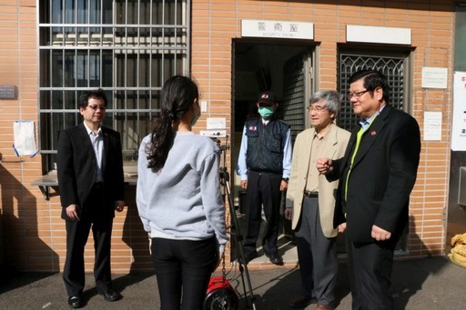 洪明奇校長偕林正介副校長、陳悅生主秘巡視校園出入口防疫紅外線體溫量測站。