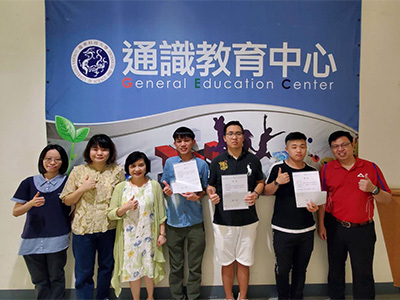 通識中心主任牛道慧頒給廖孟翟、郭為彬、翁翎翔同學佳作獎狀、獎金並合影。