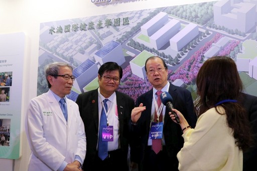 蔡長海董事長偕洪明奇校長、鄭隆賓院長說明校院發展尖端醫療服務和建構智慧醫院的豐碩成果。