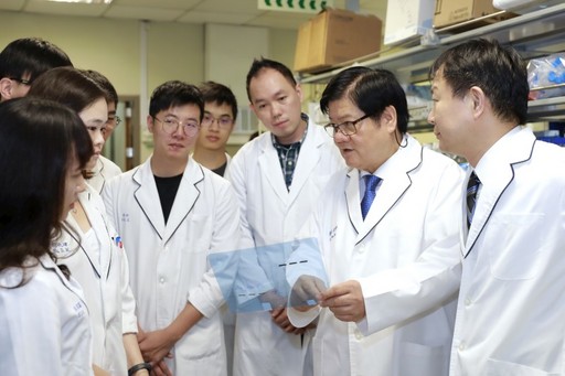 國際知名癌症基因科學家洪明奇校長(右二)帶領的跨領域科研團隊。