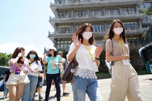 家長跟新鮮人一起入校「視察」校園。(圖片提供/文化大學)