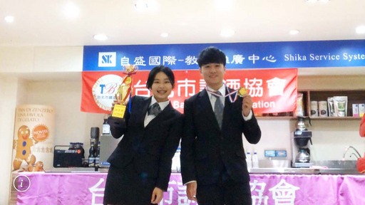 景文科大餐飲系在指導老師任春榮帶領下,林欣誼(左)榮獲傳統調酒學生組金手獎、張桀強(右)獲得佳作。