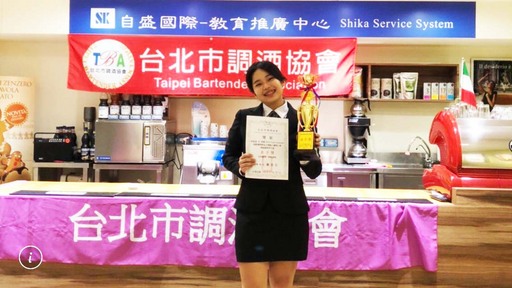 景文科大餐飲系林欣誼榮獲傳統調酒學生組金手獎。