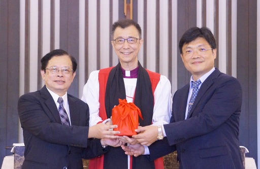 聖約翰科技大學新任校長黃宏斌(左)從董事長張員榮主教(中)及卸任校長艾和昌(右)手中接過印信,成為第9任校長。