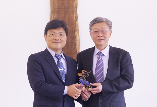 校友總會曾鴻鍊理事長(右)歡迎艾和昌校長(左)以校友身分重回校友會,持續為母校加倍協助與付出。