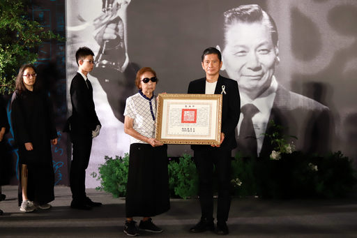 文化部長李永得(右)代表頒贈總統褒揚令,由夫人郁麗珍女士代表受贈